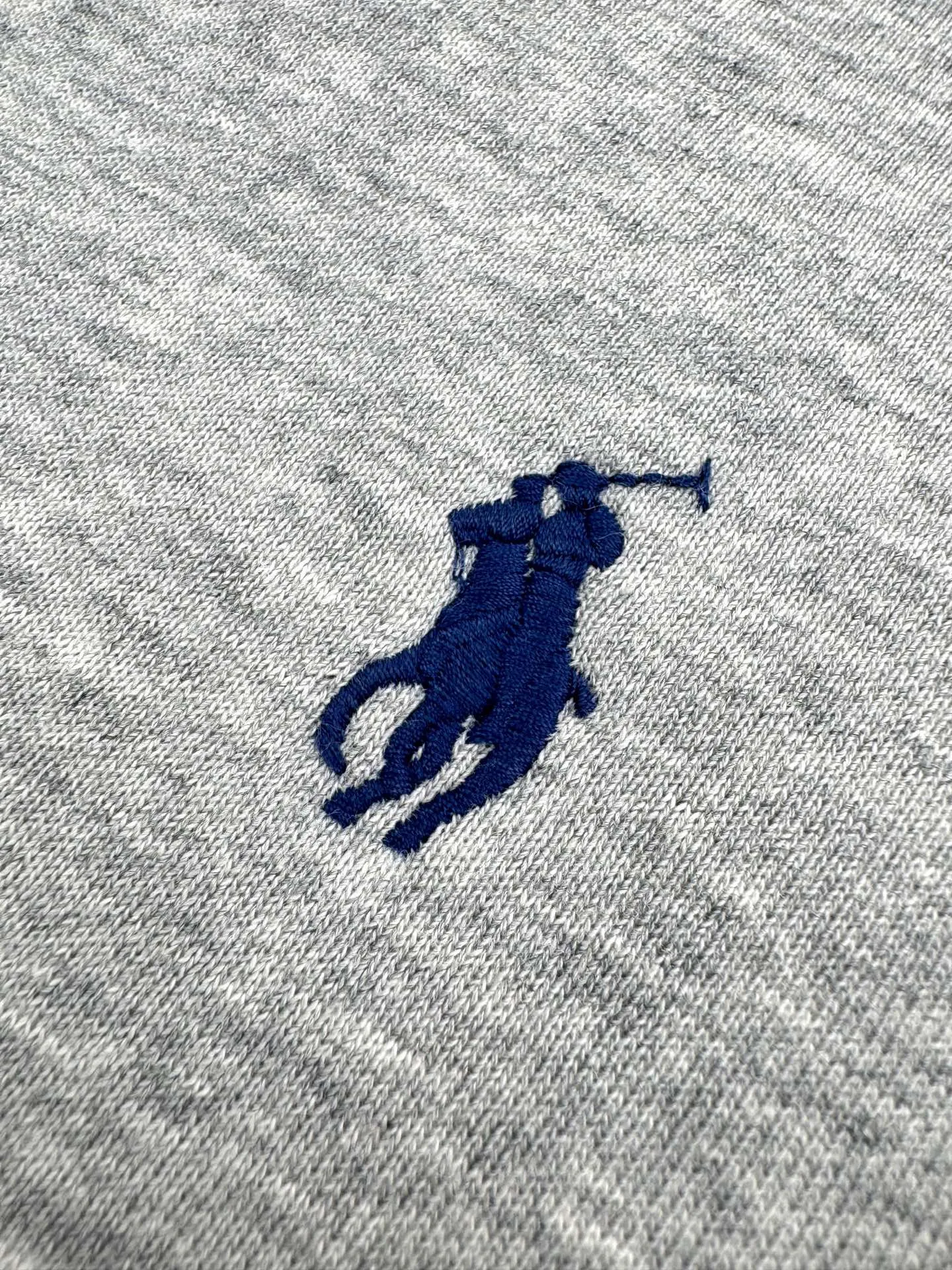 P280 Ralph Lauren logo embroidered sweatshirt. Customized cloud-like honey cotton fleece sweatshirt material. It feels delicate and comfortable against the skin. It is based on fog gray and comes with a layer of soft light filter. The exquisite indigo pony logo is embellished with it. It is highly recognizable. It brings an atmosphere of freedom and vitality. Pure and agile color symphony. It outlines a high-end outline with extreme simplicity. It becomes the smart focus of the vision and shows the taste in silence. Process 1: Using imported machine embroidery process. Use advanced computer control systems and precision mechanical components to achieve the iconic pony embroidery operation with high precision and smooth and delicate lines. Process 2: Use the Hasuo process and sew with a specific machine. The Hasuo fastness is high and adds visual effects. It is time-consuming and labor-intensive. Process 3: The fabrics are washed and have a better hand feel. Not easy to deform. Not easy to shrink. Not easy to fade. Maintain long-term beauty. Accessories: Customized 1:1 Ralph Lauren trademark. Version: Fitted fit Size: S M L XL Style number: 25296